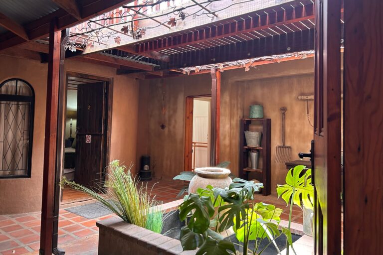 Cedarwood House - Courtyard to bedrooms